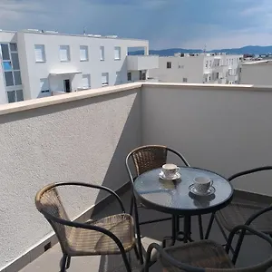 https://apartman-dz-visnjik.hotelinzadar.com